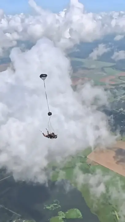 Canopy: Pilot chute out